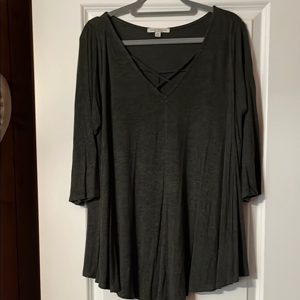 Green Envelope-Women's Black V-Neck Top